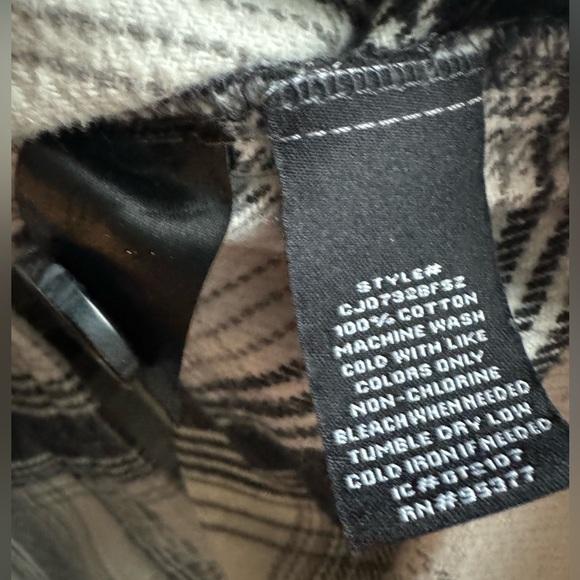 Sanctuary Plaid shacket black white gray
(heavier weight flannel) Size 1X EUC - Picture 6 of 7